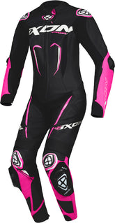 Macacão de motociclismo IXON VORTEX 3 para mulher, peça única, em pele preta e rosa. – Maximomoto ES
