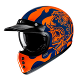 El casco integral de motocicleta HJC V60 FLAME MC27 combina un estilo clásico con características modernas, inspirándose en el FG-01 original de la década de 1980. Cuenta con una carcasa de fibra de vidrio liviana, una gran visera solar interior IS-10, bolsillos para parlantes integrados, un interior extraíble y lavable y almohadillas para las mejillas de liberación de emergencia para mayor seguridad. El casco HJC V60 también viene con una visera extraíble con visera de 3 broches, que completa su estética r