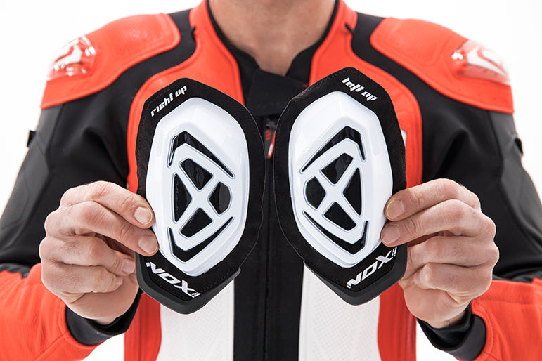 IXON SLIDER RACE 2.0 PROTECTOR EXTRAÍBLE MOTO CARRERAS BLANCO NEGRO